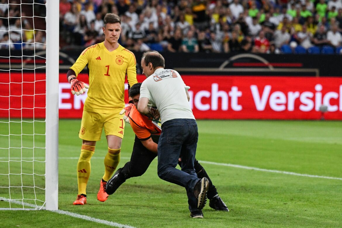 Aktivisten stürmen beim Länderspiel auf den Platz