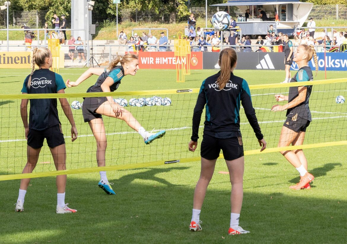 DFB-Frauen um Popp trainieren vor knapp 1000 Fans