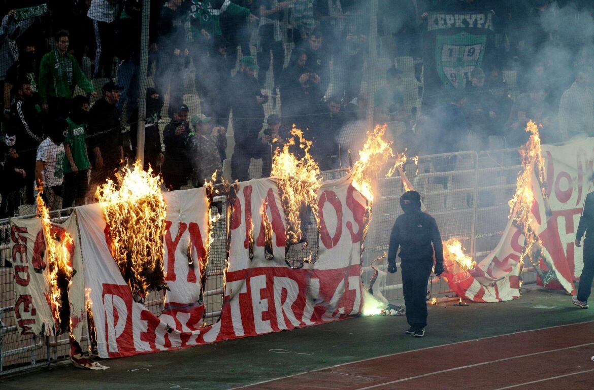 Griechische Hooligans verletzen Polizist schwer