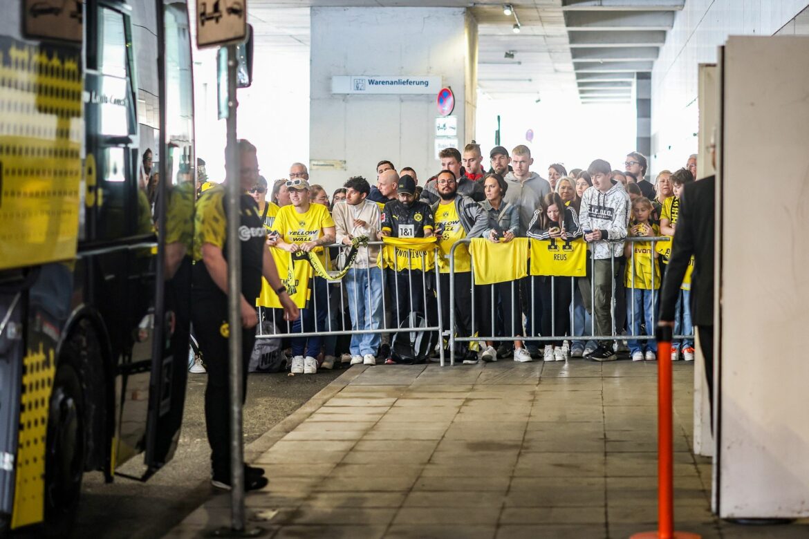 Dortmunder Finalisten am Flughafen von Fans empfangen