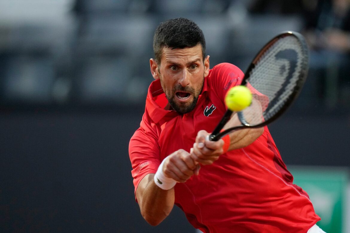 Von Trinkflasche am Kopf getroffen: Djokovic gibt Entwarnung