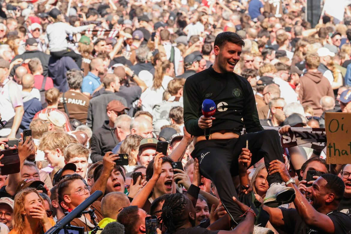 Feiertage im Norden: Kiel und St. Pauli feiern Aufstieg