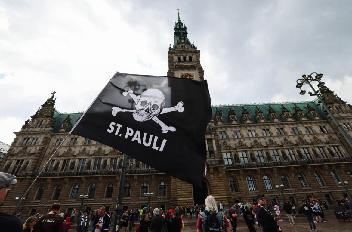 FC St. Pauli: Aufstiegsfeierlichkeiten starten im Starkregen