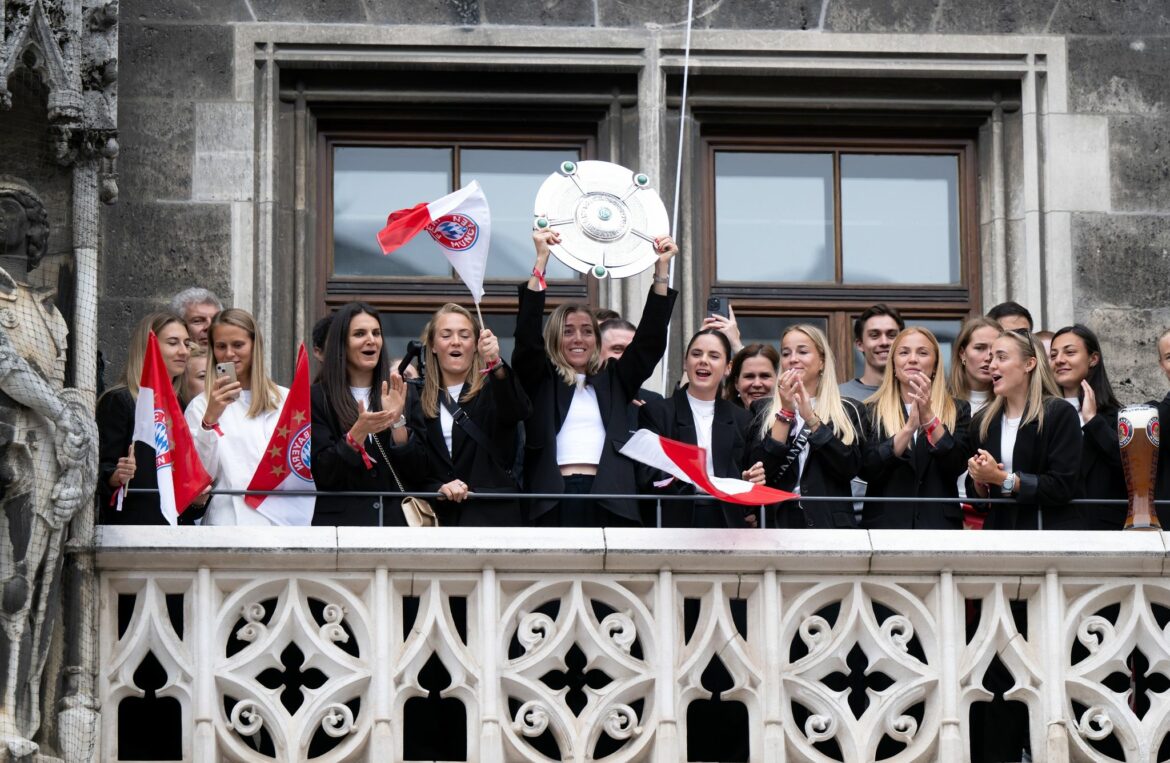 Frauen des FC Bayern feiern auf Rathausbalkon