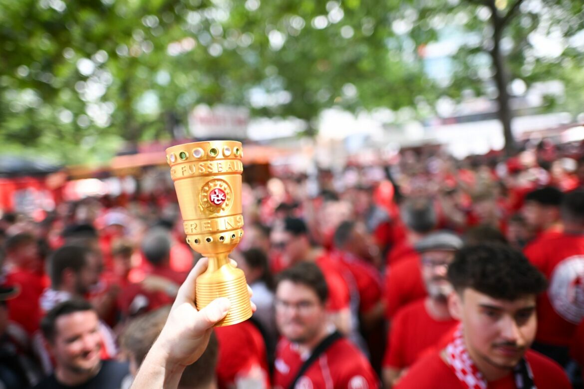 Tausende Lautern-Fans feiern auf Berliner Breitscheidplatz