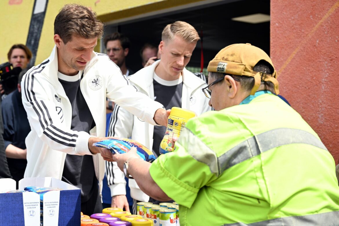 DFB-Stars Müller und Führich verteilen Lebensmittel