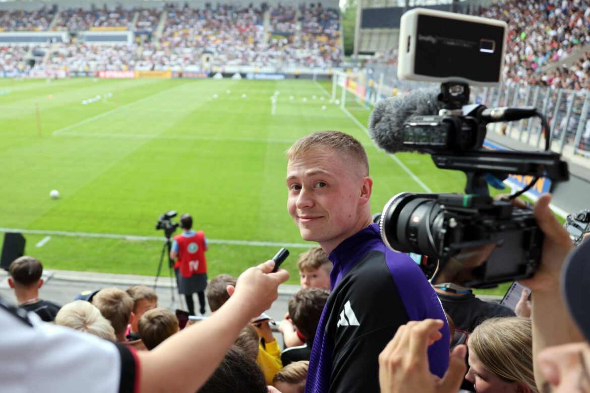 Youtuber kommt DFB-Stars beim Training ganz nah