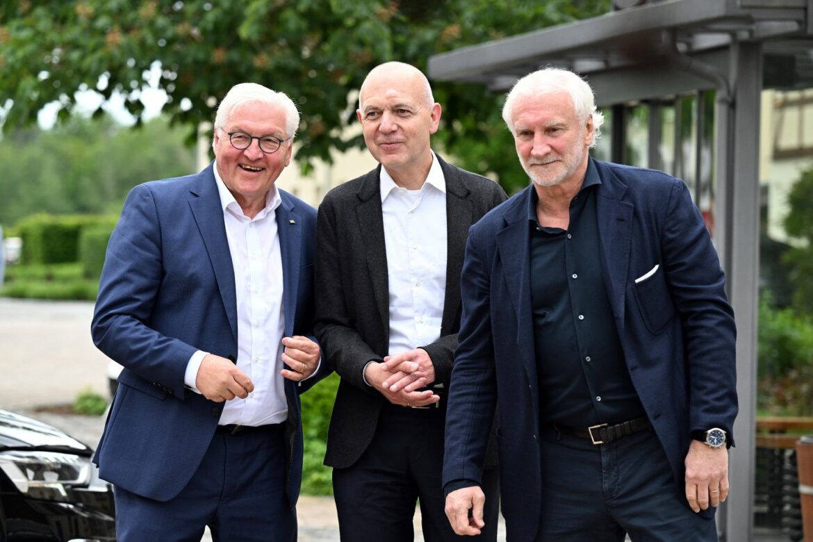 Bundespräsident besucht Fußball-Nationalmannschaft