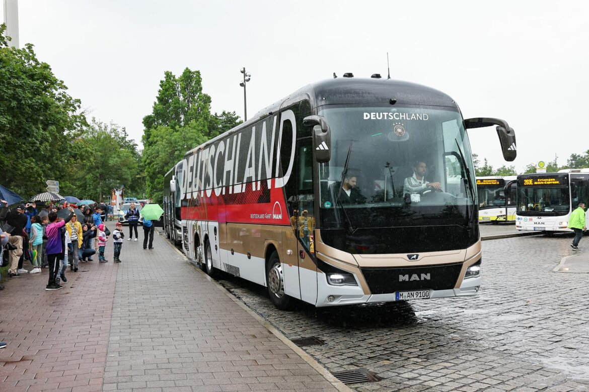 DFB-Team mit dem Bus zu den EM-Vorrundenspielen