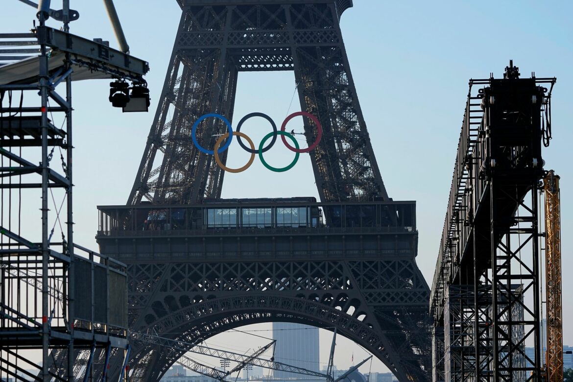 Olympische Ringe am Eiffelturm enthüllt