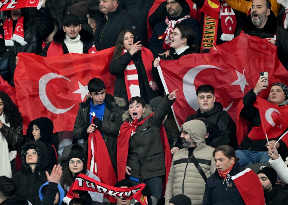 Gelände abgesperrt: Türkei in EM-Quartier angekommen