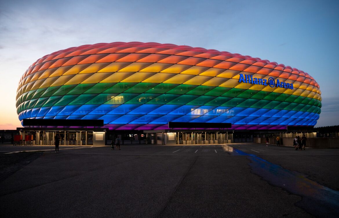 Münchner Arena an zwei EM-Tagen in Regenbogenfarben