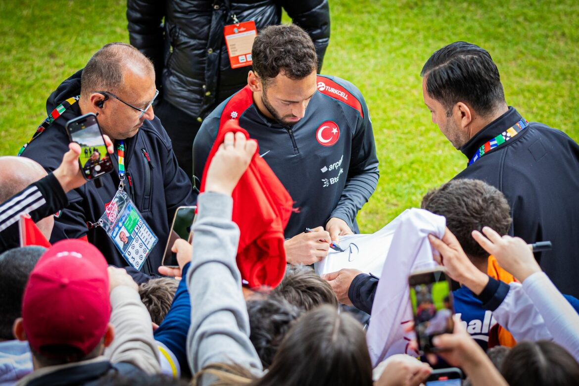 Fans feiern Türkei beim EM-Training