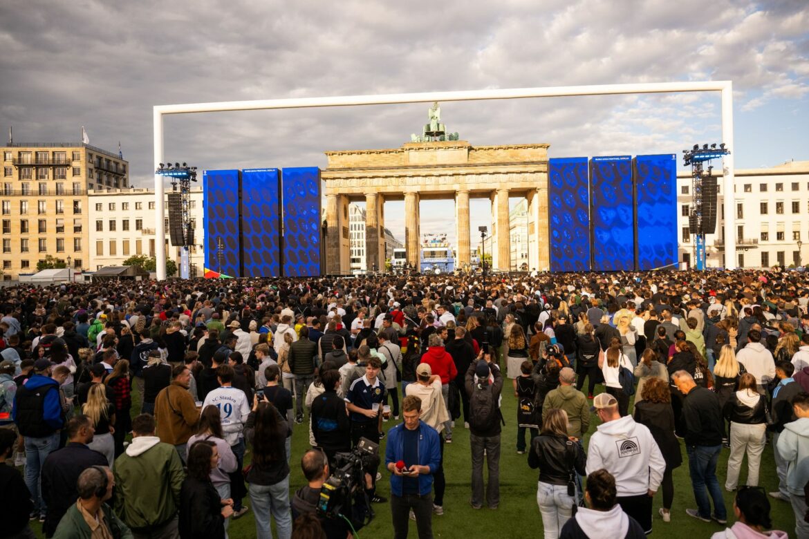 Tausende feiern bei Eröffnung von Fanmeile in Berlin