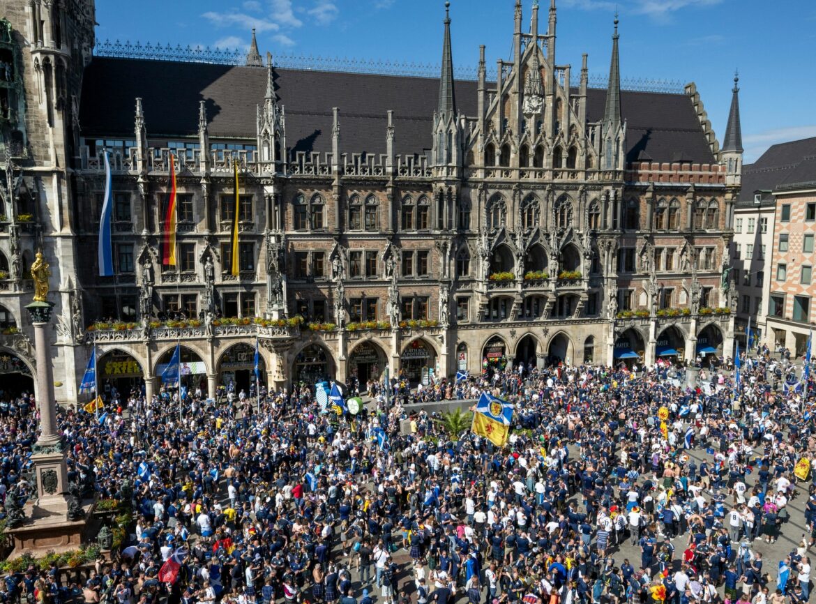 Polizei lässt keine Menschen mehr auf Münchner Marienplatz