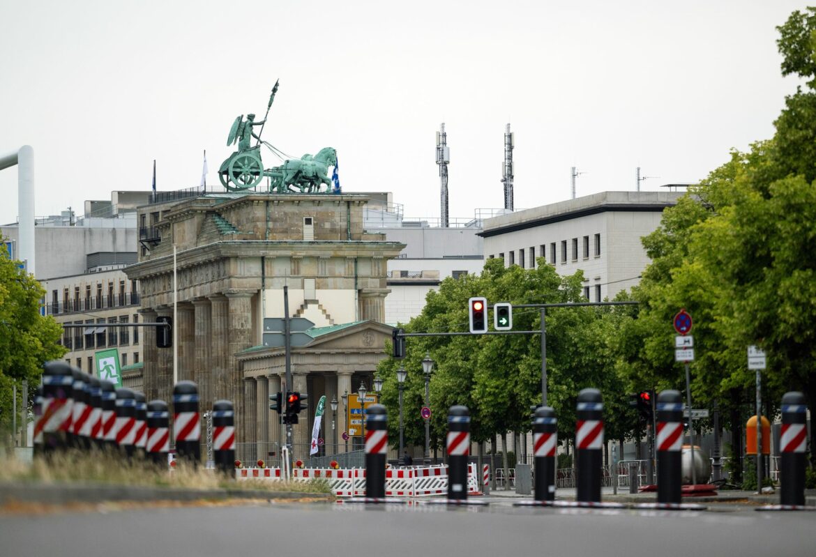 Verdächtiger Rucksack: Teile einer Berliner Fanzone geräumt