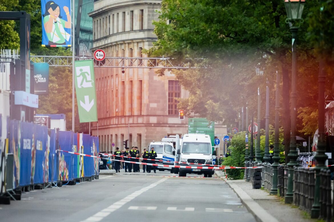 Verdächtiger Rucksack: Teile einer Berliner Fanzone geräumt