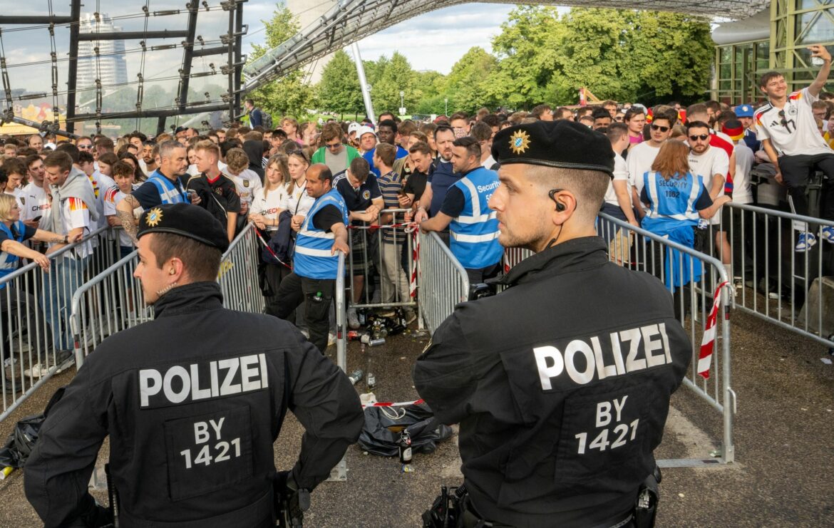 Münchner Fanzone voll: Polizei sperrt Zugang im Olympiapark