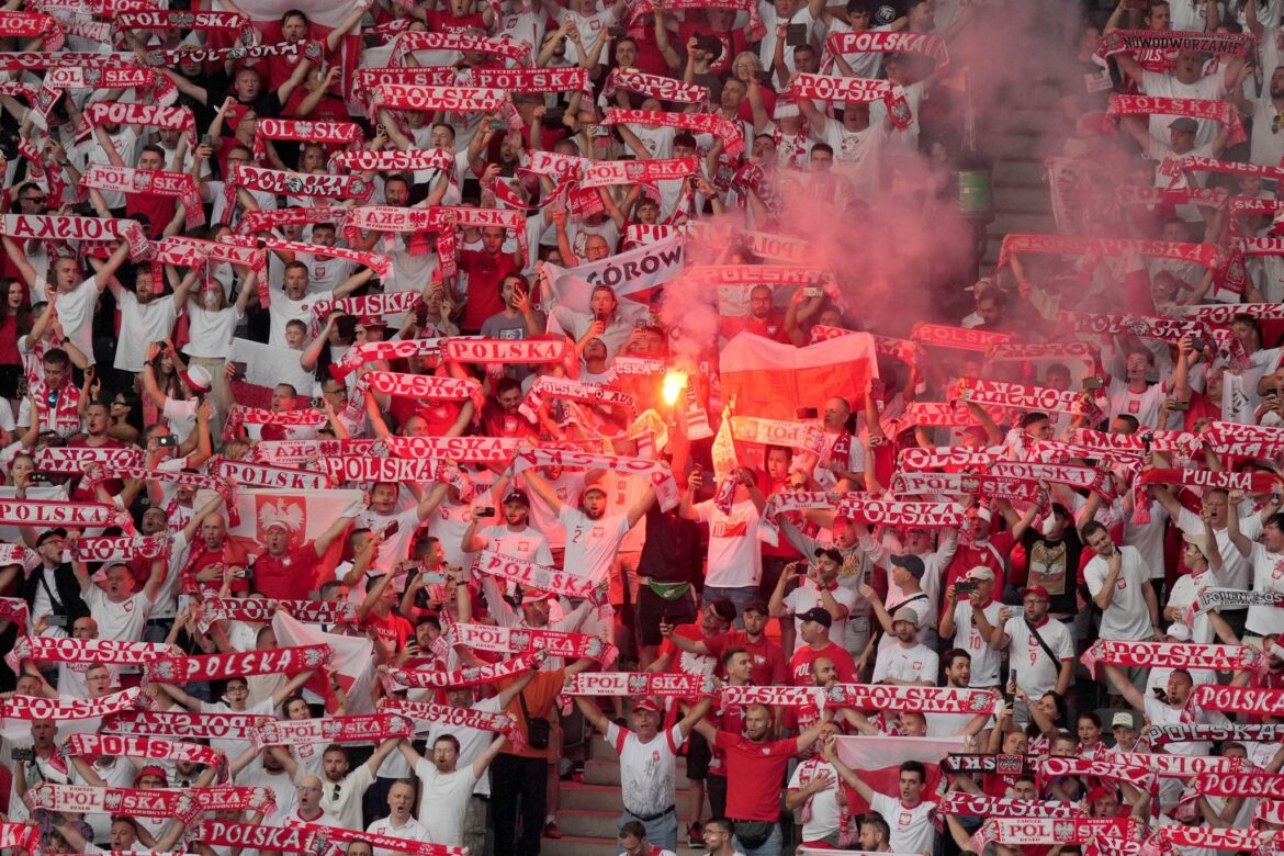 Polnischer Fan nach Tribünen-Sturz schwer verletzt