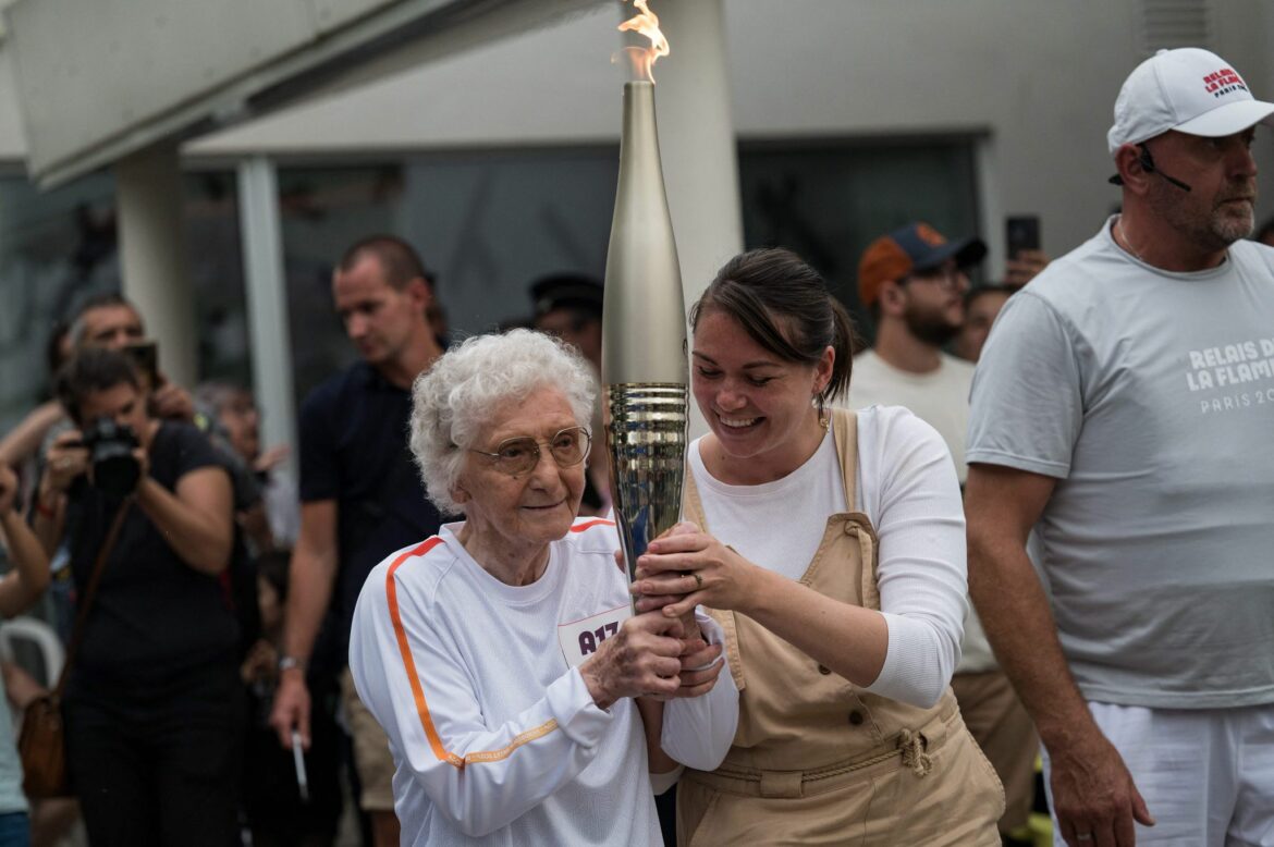 Mit 102: Einstige Widerstandskämpferin trägt Olympia-Fackel