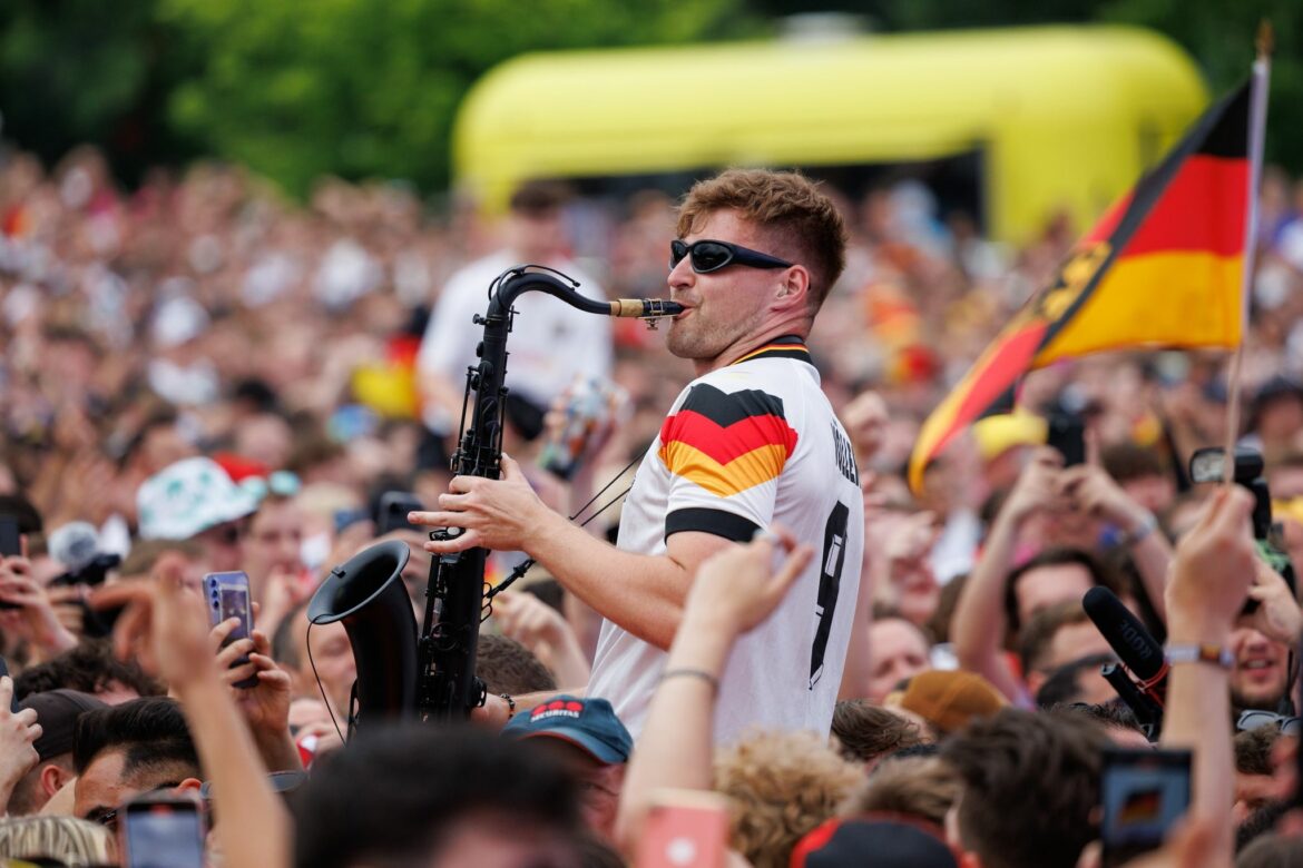 «Typ mit Saxofon» bringt Dortmunder Westfalenpark zum Tanzen