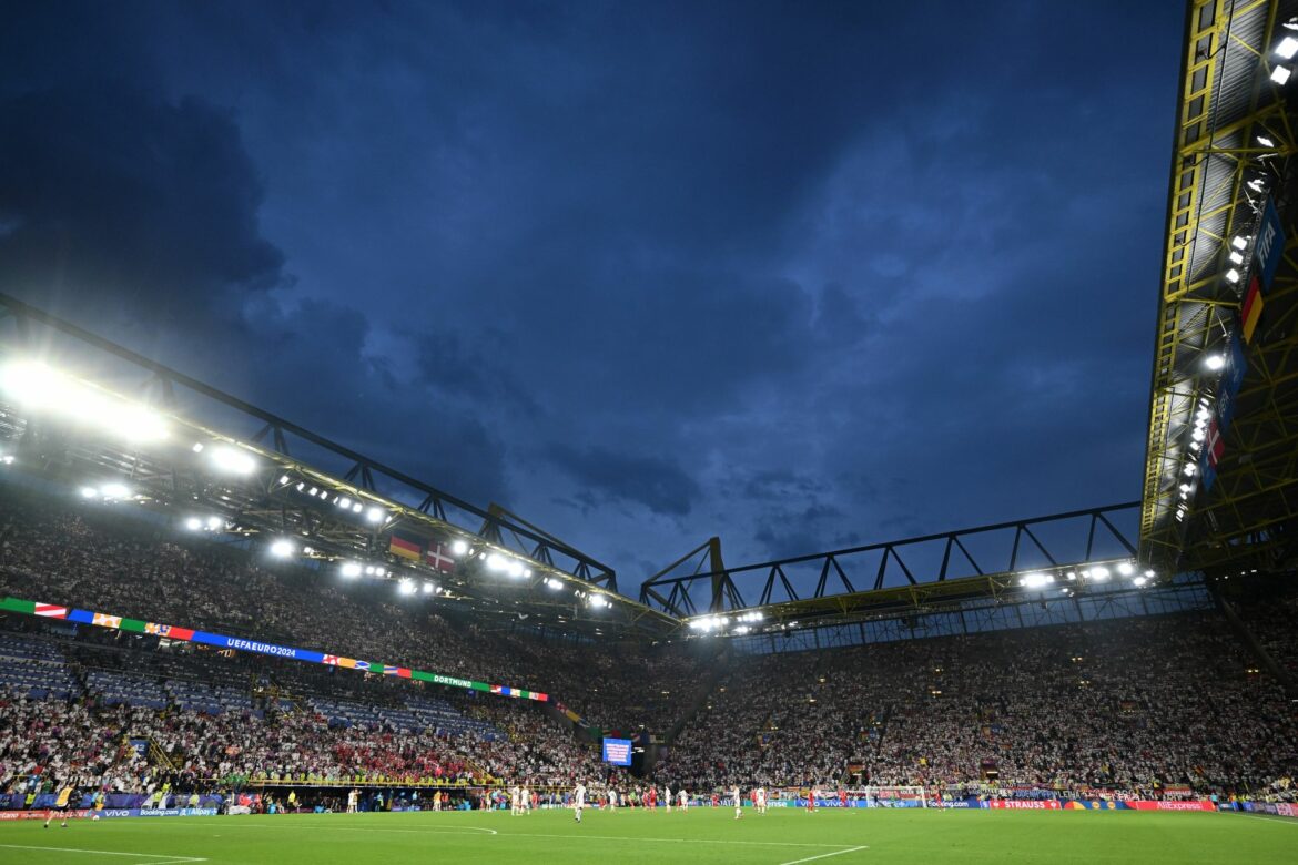 Polizei holt Mann bei EM-Spiel von Stadiondach in Dortmund