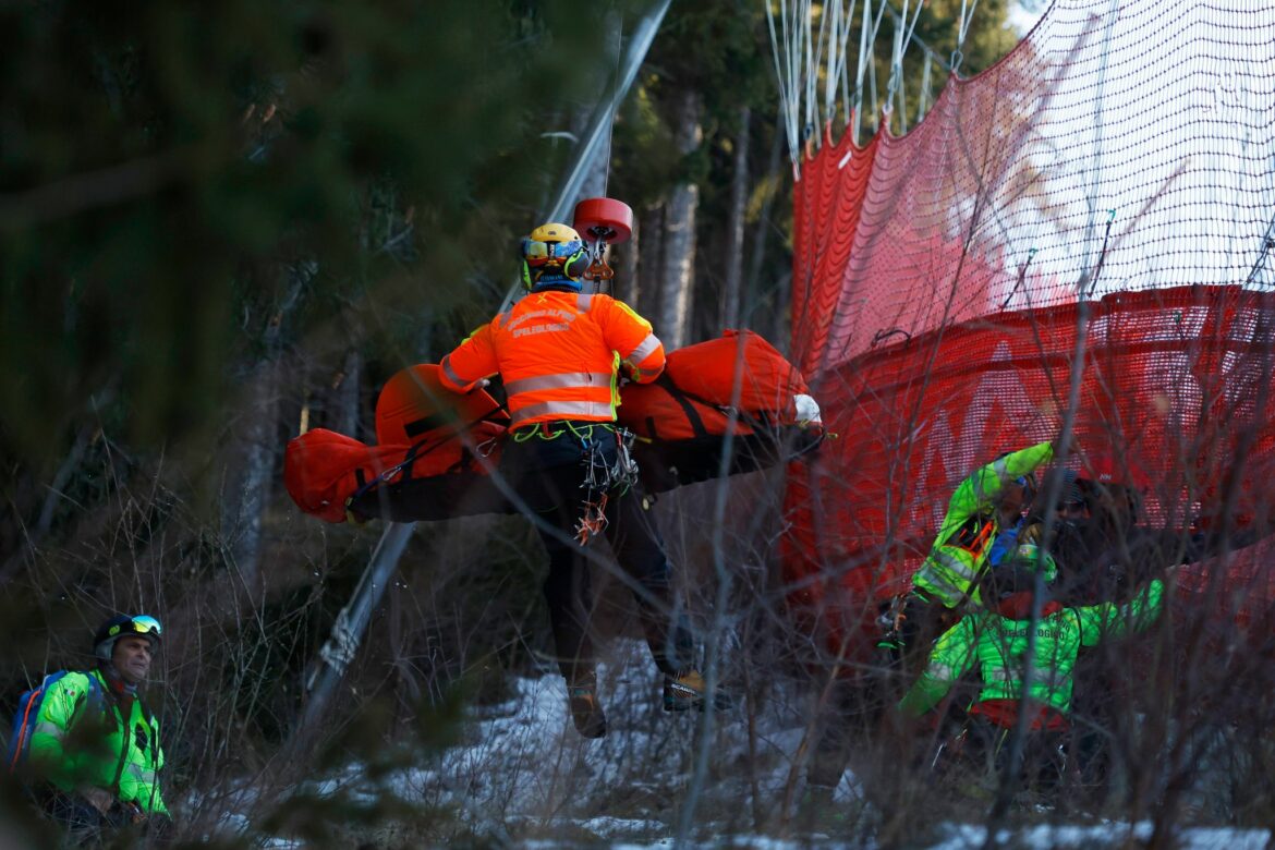 Ski-Star Sarrazin nach Sturz mit Helikopter abtransportiert