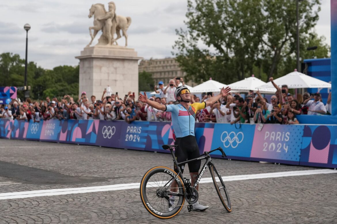 Rad-Olympiasieger Evenepoel kollidiert mit Auto