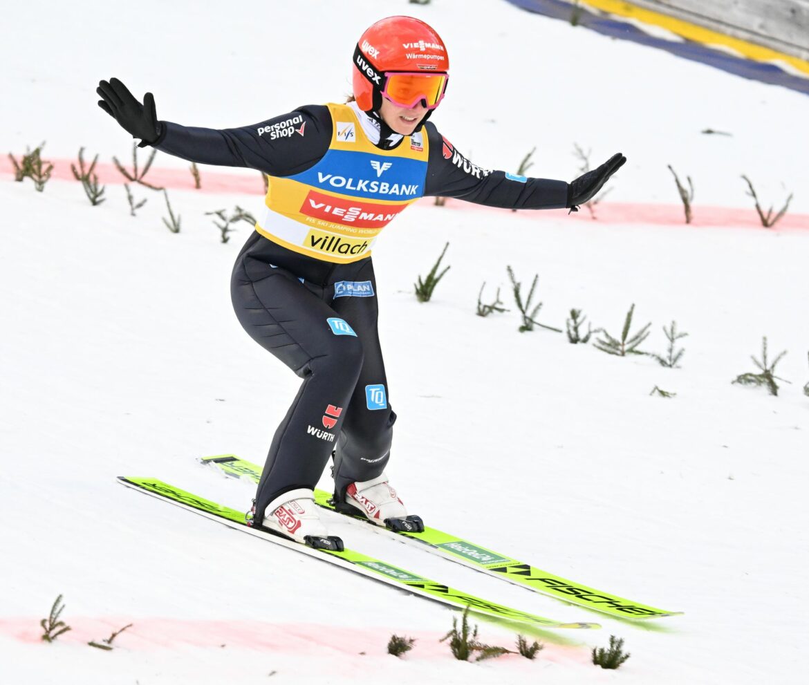 Skispringerin Schmid springt erneut auf das Podest