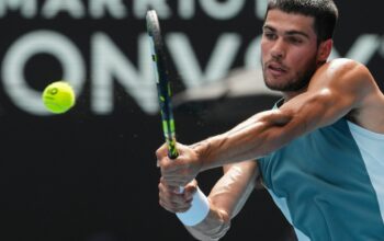 Gegner gibt auf: Carlos Alcaraz im Viertelfinale