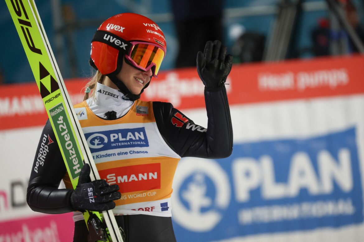 Skispringerin Schmid verliert Gelbes Trikot