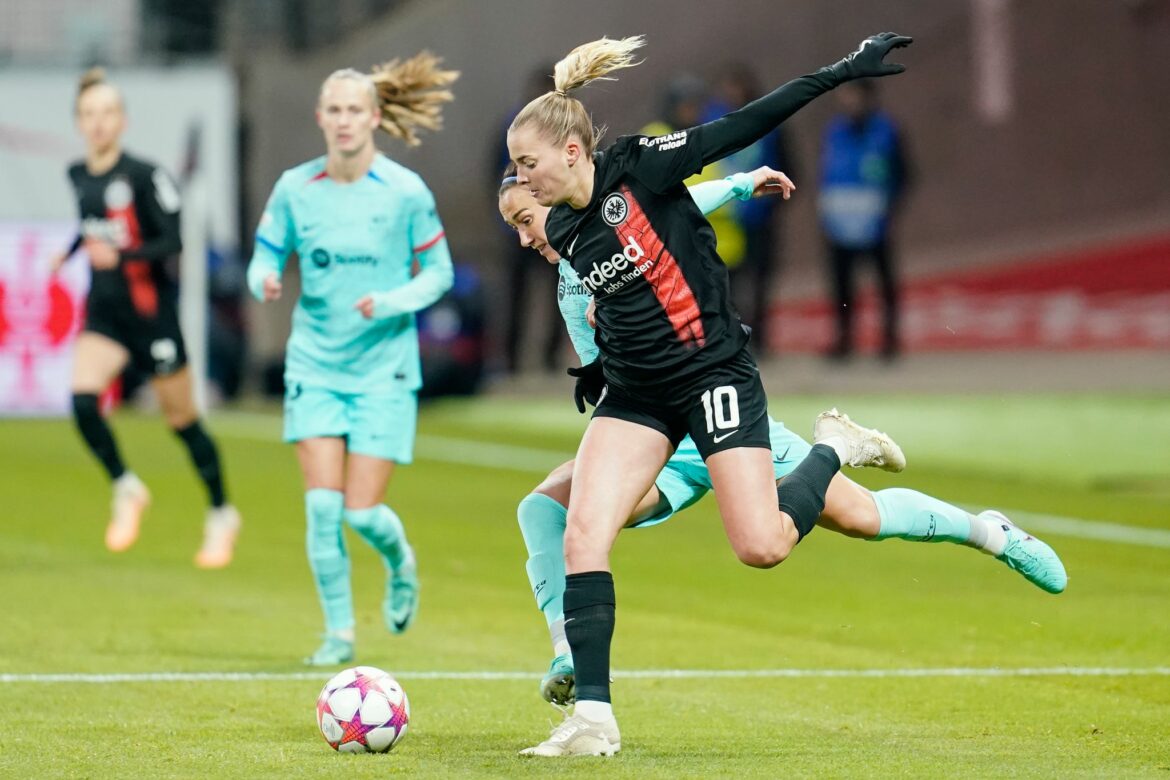 Eintracht-Fußballerinnen gegen Bayern im großen Stadion