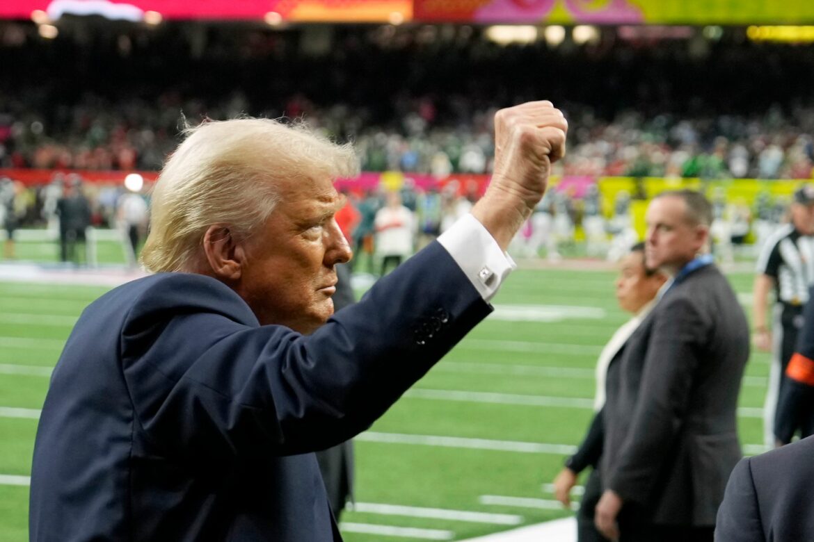 Trump beim Super Bowl mit Jubel und Buh-Rufen empfangen