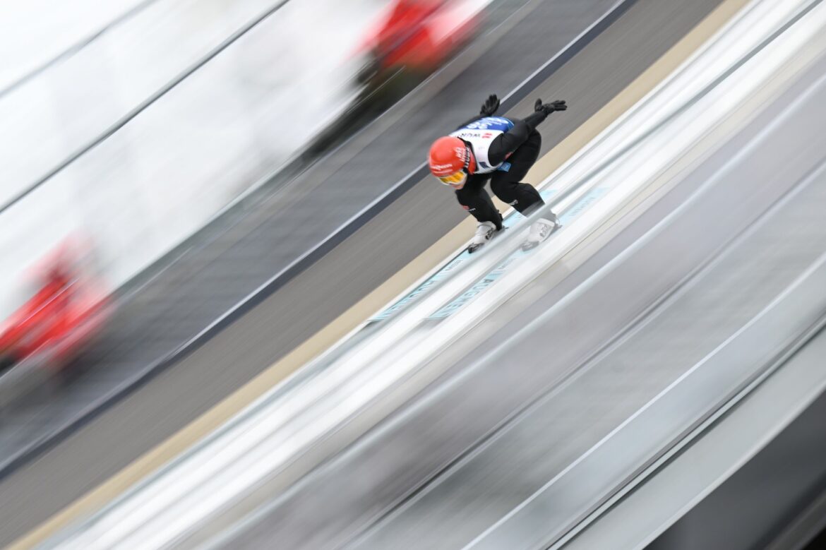 Skispringerin Freitag gewinnt WM-Silber