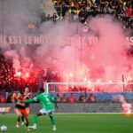 Pyro und fliegende Sitzschalen: Spielabbruch in Frankreich