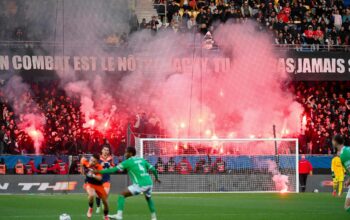 Pyro und fliegende Sitzschalen: Spielabbruch in Frankreich