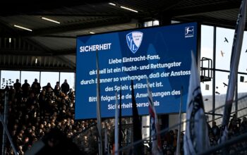 Erneuter Zaunfahnen-Eklat in Bochum: Spiel läuft